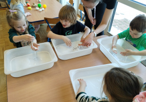 dzieci bawią się cieczą newtonowską