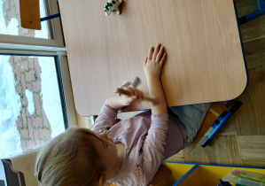 dziewczynka robi sobie masaż ręki