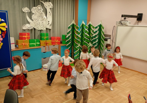 dzieci tańczą w parach