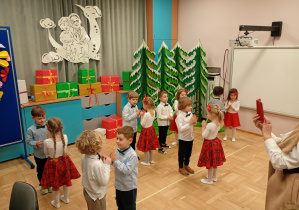 dzieci wyklaskują rytm