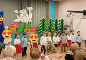 dzieci grają na instrumentach