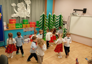dzieci tańczą w "haczykach'