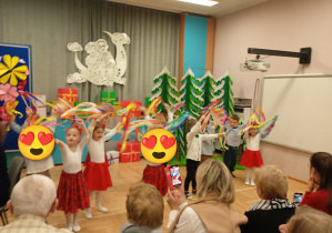 dzieci tańczą z szarfami