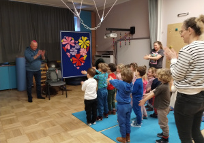 Pan Sebastian tłumaczy dzieciom