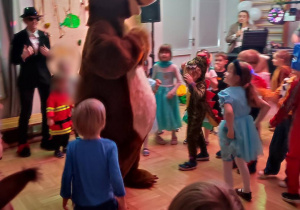 miś tańczy w kółeczku z dziećmi