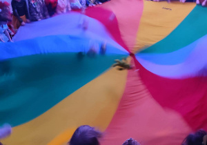 dzieci mają zabawę z chustą animacyjną