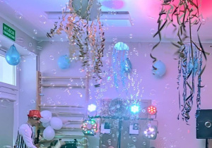 Dzieci tańczą w morzu baniek mydlanych