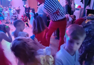 Dzieci ćwiczą do muzyki