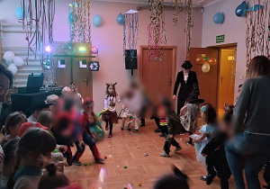 Dzieci bawią się przy muzyce