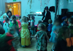 Dzieci tańczą w grupkach