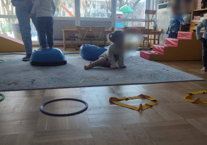 dziewczynka ćwiczy na niebieskim "Pagórku"