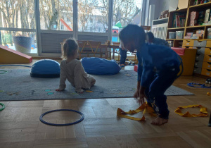 dziecko przekłada szarfę przez siebie