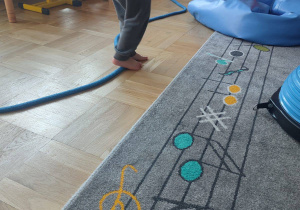 łapanie równowagi chodząc po linie