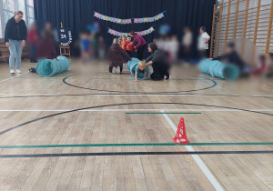 Konkurencja przechodzenie przez tunel