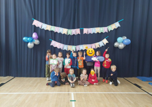 zawodnicy z grupy Kropelki z pucharem i nagrodami