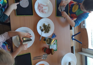 dzieci kroją wędlinę