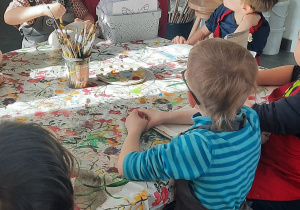 Pani pokazuje wzory do malowania