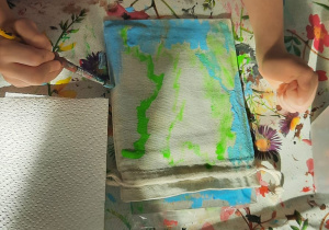 malowanie woreczka w kolorach niebiesko-zielonych