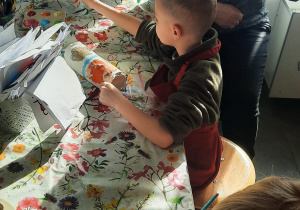 dzieci malują piórniki