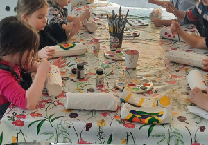 dzieci malują piórniki
