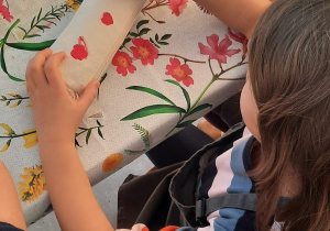 dziecko maluje serduszka na piórniku