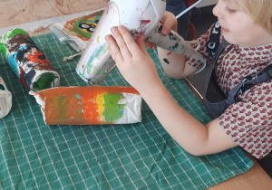 dzieci suszą swoje prace