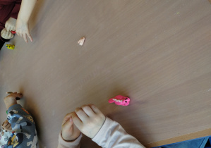 małe rączki lepią dinozaury