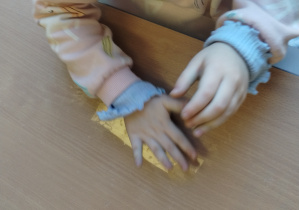 dziecko lepi z plasteliny