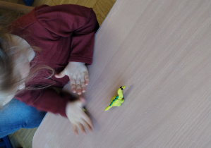 dziecko lepi z plasteliny