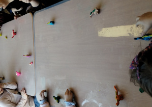 dzieci lepią dinozaury z plasteliny