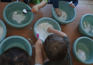 dzieci mieszają składniki