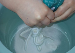 dziecko wyciska krem do golenia