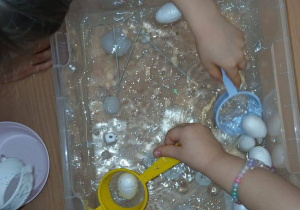 dzieci łowią styropianowe kulki