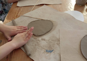 formowanie jajka z gliny przez dzieci