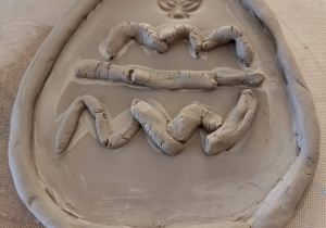 ozdobione jajko z gliny