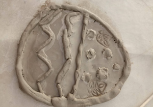 ozdobione jajko z gliny