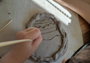 rysowanie wzorków na jajku