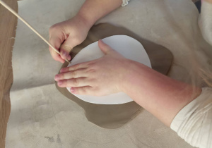 obrysowywanie jajka na glinie