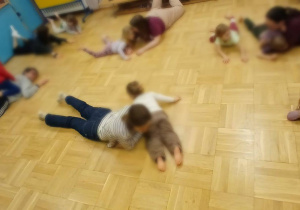 dzieci z rodzicami bawią się na podłodze