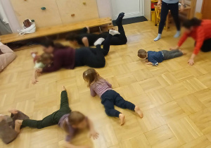 dzieci z rodzicami bawią się na podłodze