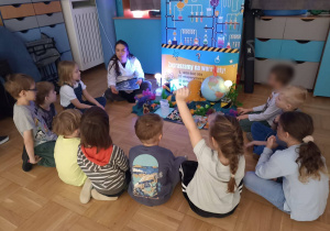 rozmowa dzieci z prowadząca warsztaty