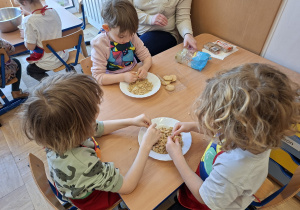 dzieci kruszą ciasteczka