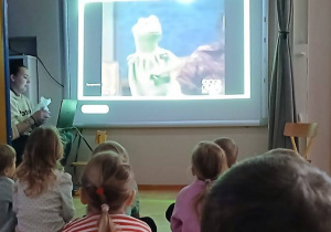 zapoznanie dzieci z różnymi lalkami w teatrze