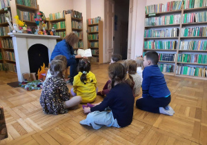 dzieci słuchają czytanej książki