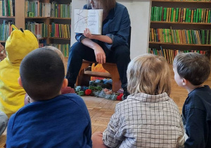 dzieci słuchają czytanego tekstu