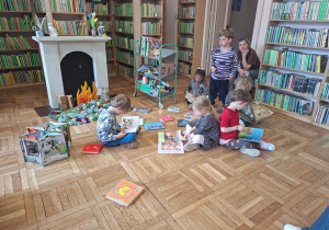 dzieci oglądają książki