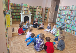 dzieci słuchają pani bibliotekarki