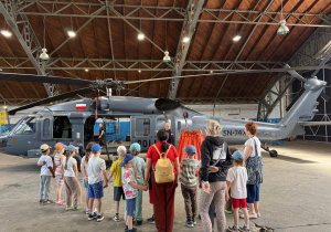 dzieci podziwiają helikopter policyjny