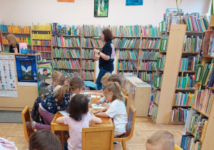 dzieci kolorują