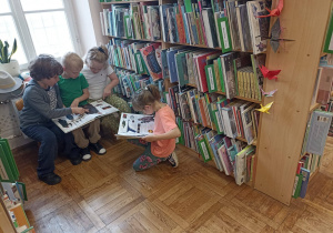 dzieci oglądają książki